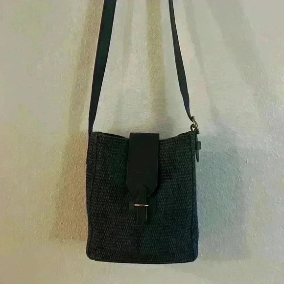 Banana Republic Handbags - Banana Republic Straw & Leather Purse